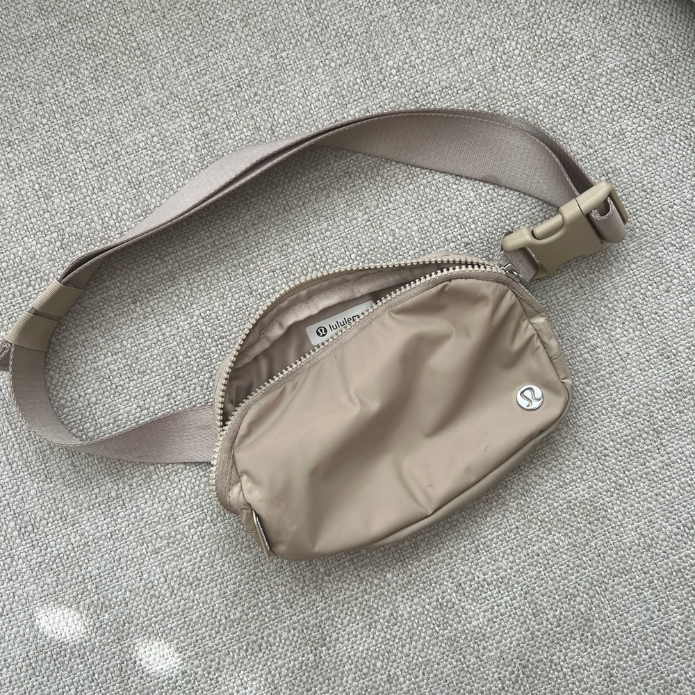 Lululemon everywhere bag